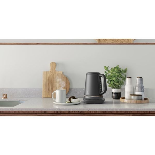 Електрочайник Electrolux 1.7л, Strix, метал, підтримка температури, чорний матовий