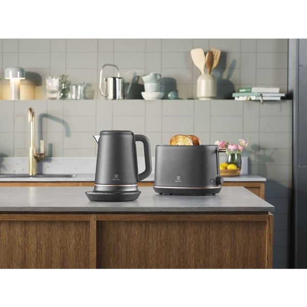 Електрочайник Electrolux 1.7л, Strix, метал, підтримка температури, чорний матовий