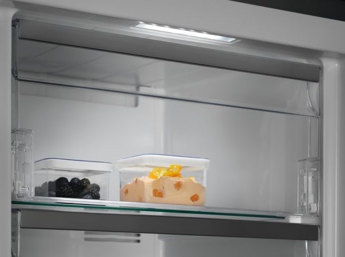 Морозильна камера Electrolux, 186x60х65, 280л, А++, NF, інв., дисплей, нерж